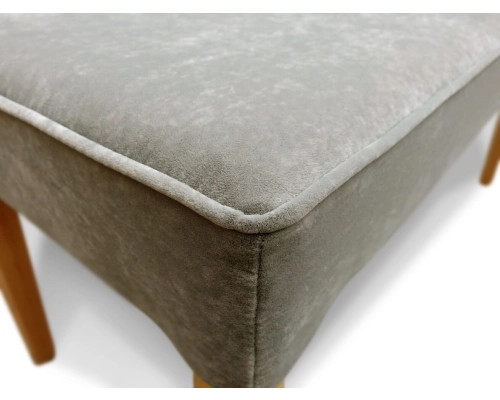 Pufa wąska z siedziskiem gładkim, niepikowanym z lamówką na obrzeżach